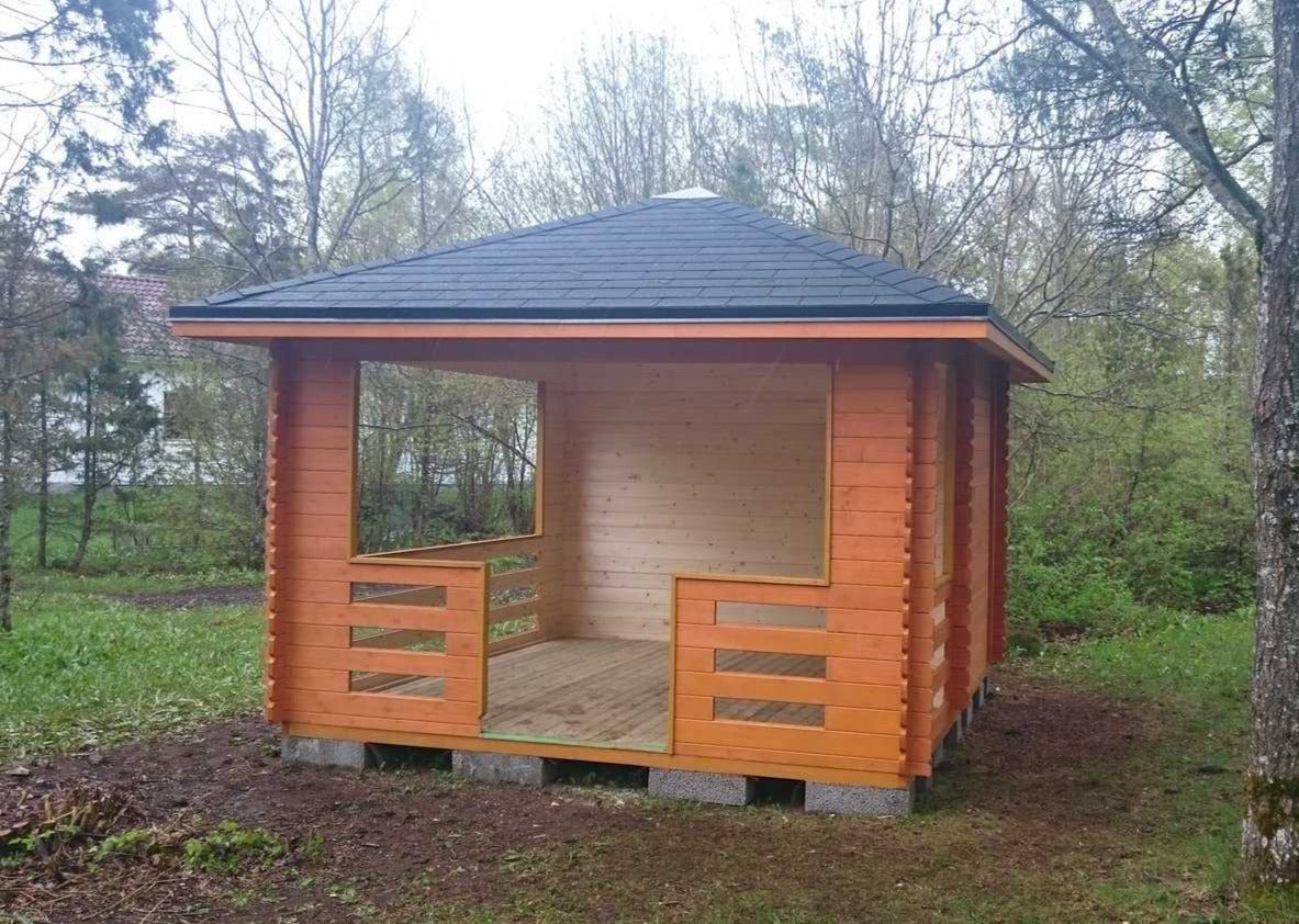 Julie (3,5x3,5m | 10,5m² | 28mm) Puinen huvimaja tuulensuojalla