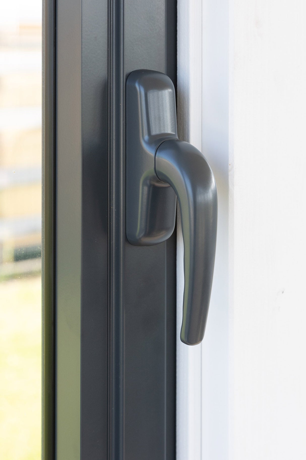 Cecilia L2 (7,9x4,4 m | 27,3 m² | 70 mm) Moderni hirsinen pihamökki alumiiniovilla ja -ikkunoilla