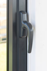 Aurelia S+ (7,4x3 m | 12,4 + 7,9 m² | 44 mm) Pulpettikattoinen hirsimökki katoksella ja sivuvajalla